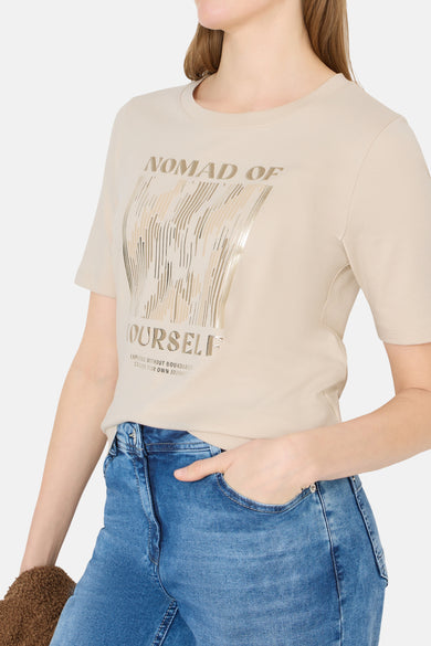 Beige T-shirt met korte mouwen van CECIL, versierd met een stijlvolle grafische print met een blauwe jeans.