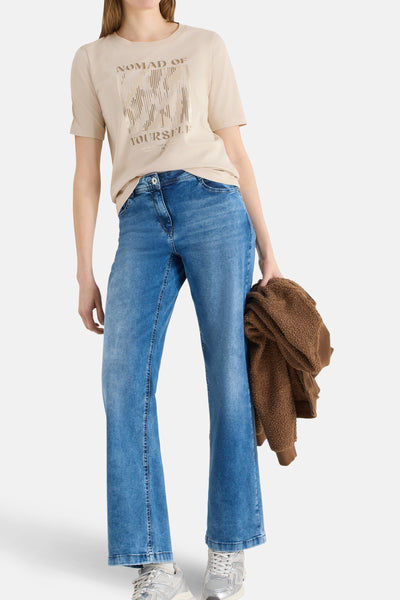 Beige T-shirt met korte mouwen van CECIL, met een grafische print op de voorkant, gedragen met een uitlopende blauwe jeans.