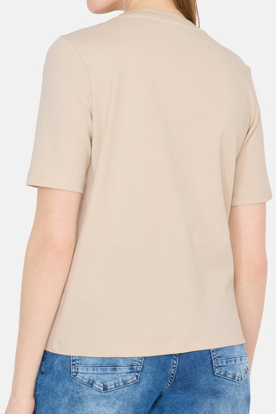 Beige T-shirt met korte mouwen van CECIL, van achteren gezien, gedragen met een blauwe jeans.