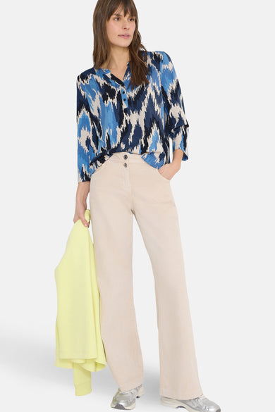 Multikleurige blouse met lange mouwen van CECIL, blauw en zwart abstract ikat-patroon, driekwartmouwen.