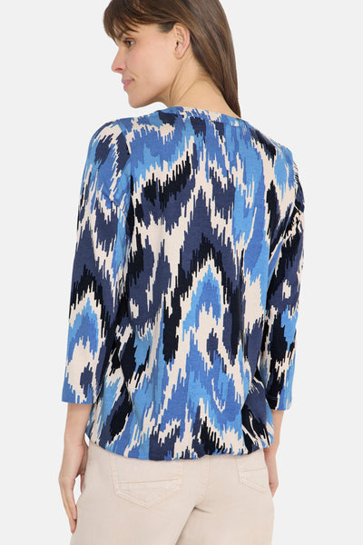 Blouse à manches longues multicolore de CECIL, motif ikat abstrait bleu et noir, manches trois-quarts.