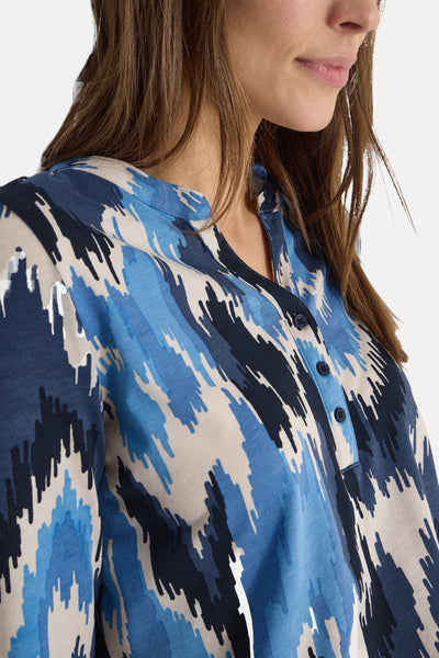 Multikleurig blouse met lange mouwen van CECIL, met blauw en beige abstract patroon, mao kraag en knopen.