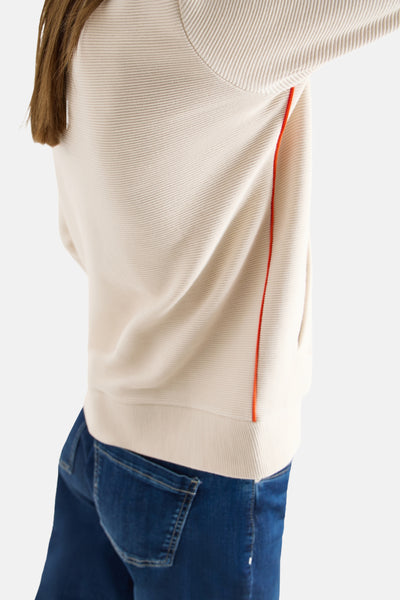 Beige CECIL vest met ribgebreide structuur en een oranje bies aan de zijkant, gedragen met een blauwe jeans.