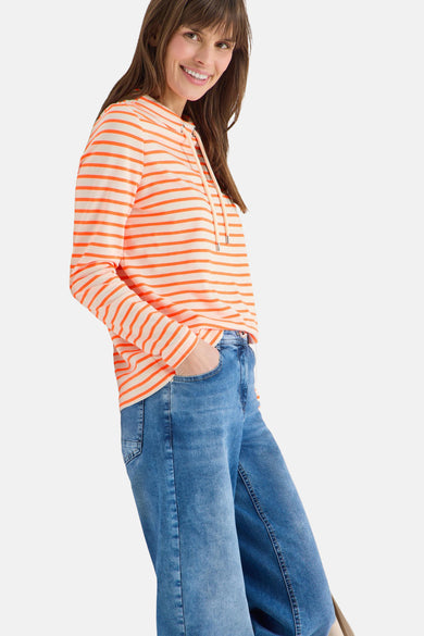 T-shirt à manches longues multicolore de CECIL, rayures orange et blanc, porté avec un jean bleu large.
