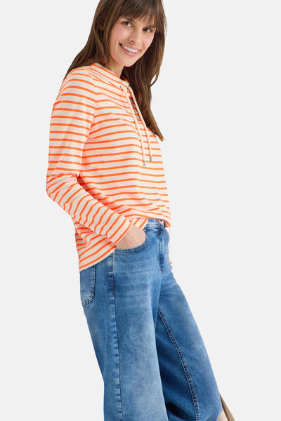 T-shirt à manches longues multicolore de CECIL, rayures orange et blanc, porté avec un jean bleu large.
