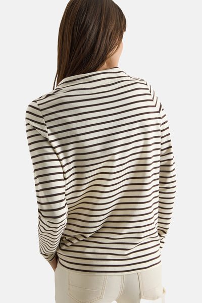 Multikleurig T-shirt met lange mouwen van CECIL, bruin en witte horizontale strepen, gedragen met een lichte broek.