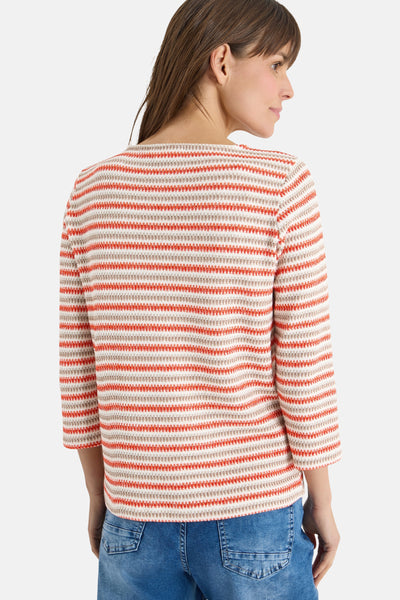 Multikleurig T-shirt met lange mouwen van CECIL, met contrasterende horizontale strepen, gedragen met een spijkerbroek.