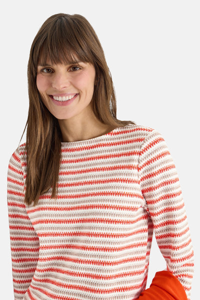 Multikleuren T-shirt met lange mouwen van CECIL, horizontale strepen en lachende vrouw.