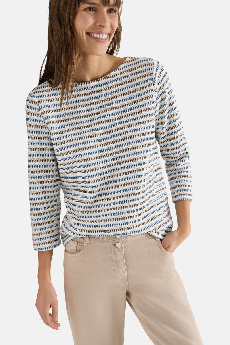 Multikleurig T-shirt met lange mouwen van CECIL, horizontale strepen, gedragen met een beige broek en een spijkerbroek tas.