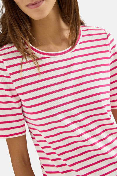 Gestreept T-shirt van CECIL in roze en wit, met korte mouwen en ribgebreide stof, gedragen door een model.