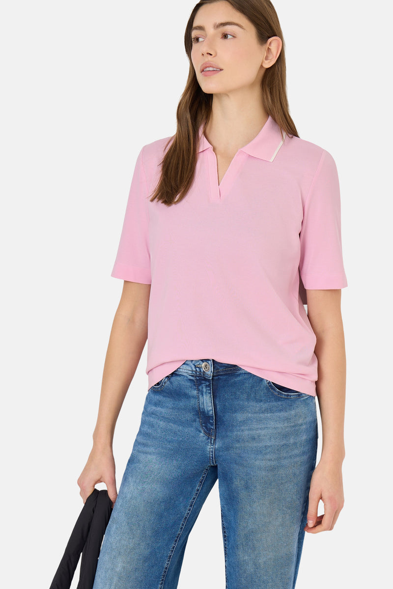 T-shirt rose uni à manches courtes de CECIL, porté avec un jean bleu taille haute.