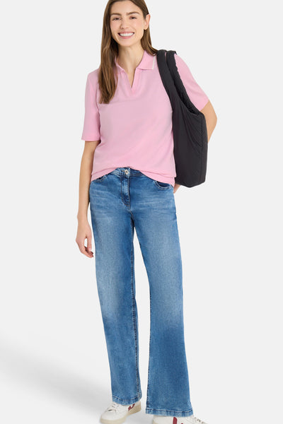 T-shirt rose à manches courtes de CECIL, porté avec un jean bleu ample et un sac noir.
