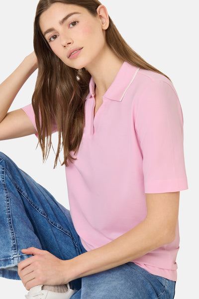 T-shirt rose à manches courtes de CECIL, porté avec un jean bleu et des baskets blanches.