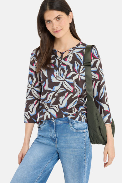 Multikleurig T-shirt van CECIL met abstract patroon, driekwartmouwen en een relaxte pasvorm, gedragen met een blauwe jeans. Achteraanzicht.