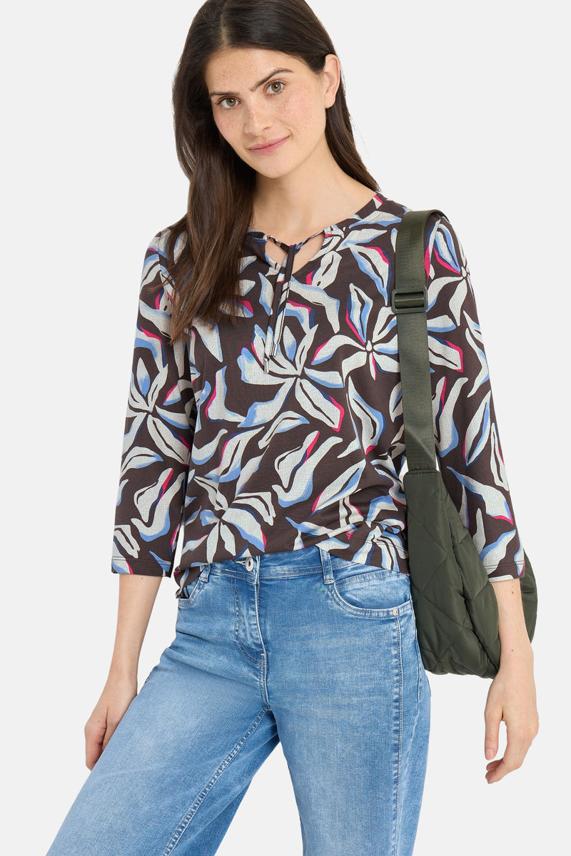 Multikleurig T-shirt van CECIL met abstract patroon, driekwartmouwen en een relaxte pasvorm, gedragen met een blauwe jeans. Achteraanzicht.