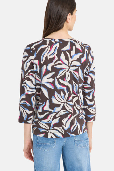 T-shirt multicolore de CECIL avec motif abstrait, manches trois-quarts et coupe décontractée, porté avec un jean bleu. Vue arrière.
