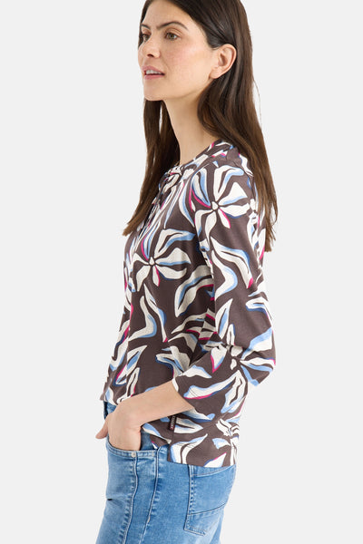 Multikleurig T-shirt van CECIL met een abstract bloemenpatroon, gedragen met een blauwe jeans.