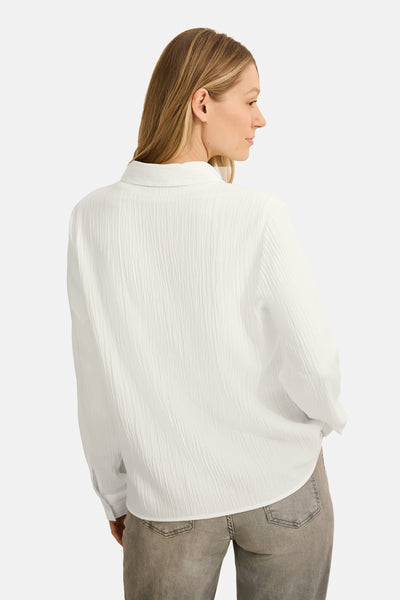 Wit blouse met lange mouwen van CECIL, met een wafelstructuur en gedragen met een grijze jeans.