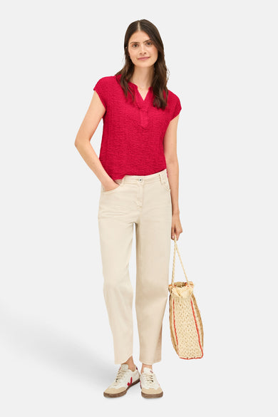 Rood textuur overhemd met korte mouwen van CECIL, gedragen met een beige broek en een gevlochten tas.