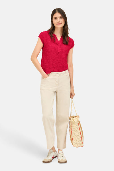 Rood textuur overhemd met korte mouwen van CECIL, gedragen met een beige broek en een gevlochten tas.