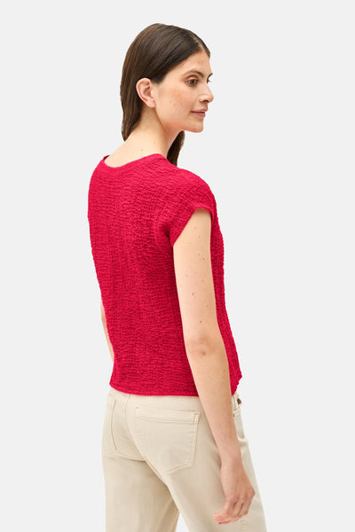 Rood blouse met korte mouwen van CECIL, met een wafelstructuur, gedragen met een lichtbeige broek.