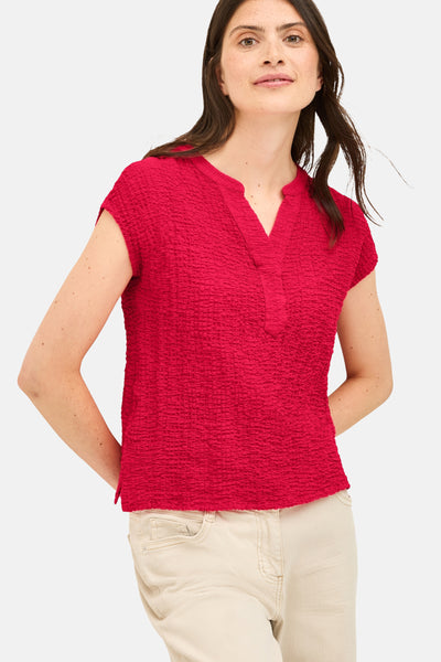 Blouse rouge à manches courtes de CECIL, avec une texture gaufrée et un col en V.