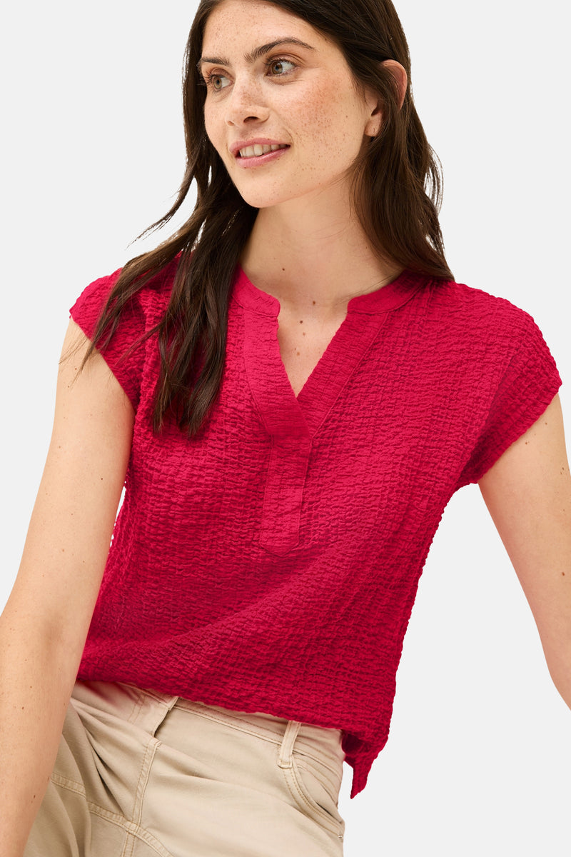 Rood blouse met korte mouwen van CECIL, met een wafelstructuur en V-hals, gedragen met een beige broek.