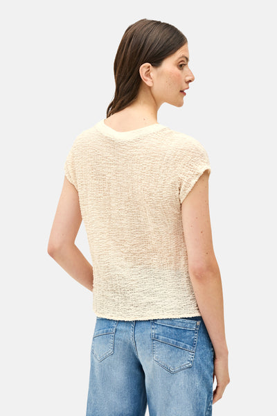 Beige blouse met korte mouwen van CECIL, met een wafelstructuur en gedragen met een blauwe jeans.
