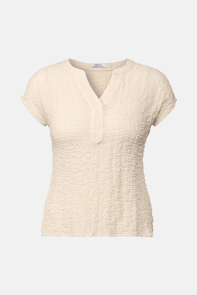 Blouse beige à manches courtes par CECIL, avec une texture gaufrée et un col en V fendu.
