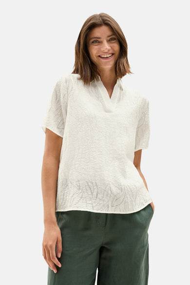 Wit blouse met korte mouwen van CECIL, met een delicaat textuurpatroon, gedragen met een olijfgroene broek.