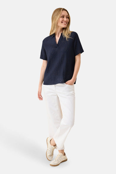 Blouse met korte mouwen in het blauw van CECIL, met een textuurpatroon van bladeren en een V-hals.