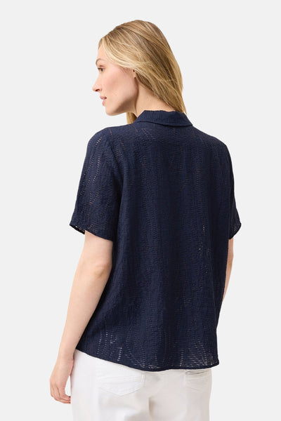 Blouse à manches courtes bleue de CECIL, avec une texture ajourée et un col classique.