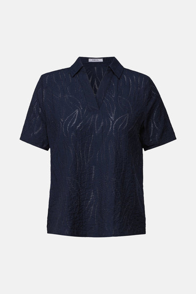 Blouse à manches courtes bleue de CECIL, avec un motif texturé de feuilles et un col en V.