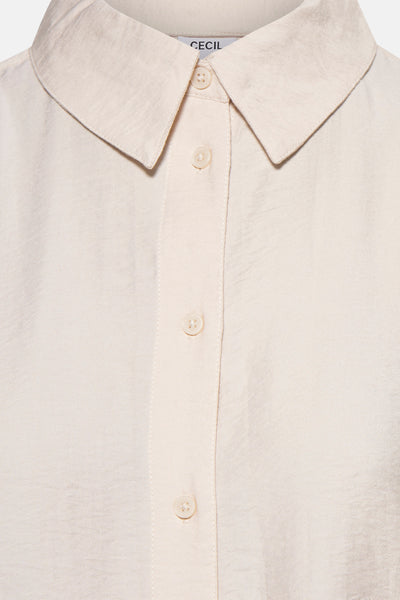 Chemisier beige à manches longues par CECIL, avec patte de boutonnage et col classique.