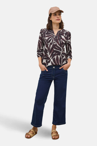 Bordeaux blouse met lange mouwen van CECIL, met print en donkerblauwe spijkerbroek.