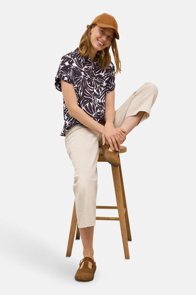 Bordeaux blouse met korte mouwen en witte bladerenprint van CECIL, gedragen met een beige broek en een bruine pet.