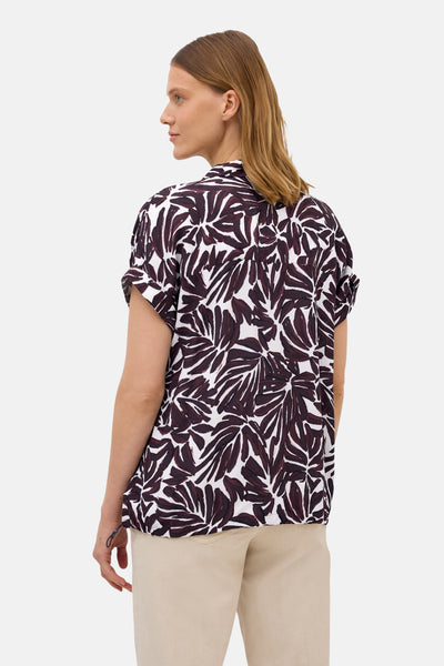Bordeaux korte mouwen blouse van CECIL, met abstract bladmotief, gedragen met een beige broek.