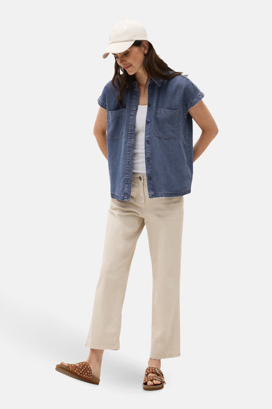 Middelblauwe spijkerblouse van CECIL, gedragen over een witte tanktop en een beige broek.