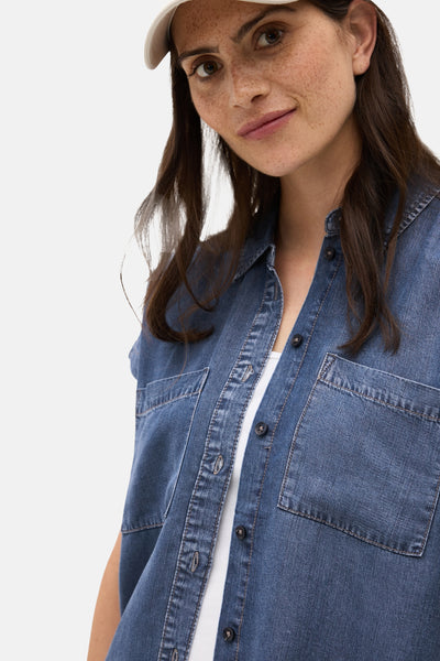 Korte mouwen overhemd in denimblauw van CECIL, met borstzakken en zichtbare knopen.