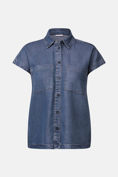 Middelblauwe spijkerblouse van CECIL, met opgestikte borstzakken en korte mouwen met omslag.