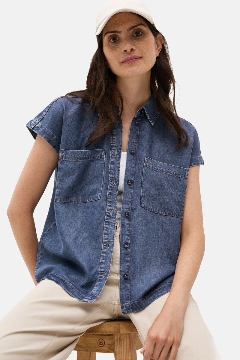 Middelblauwe spijkerblouse van CECIL, met korte mouwen en opgestikte borstzakken.
