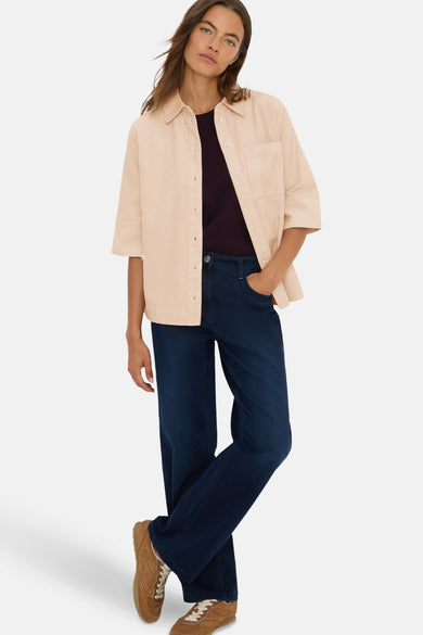 Beige korte mouwen blouse van CECIL, gedragen met een bordeaux T-shirt en donkere jeans.