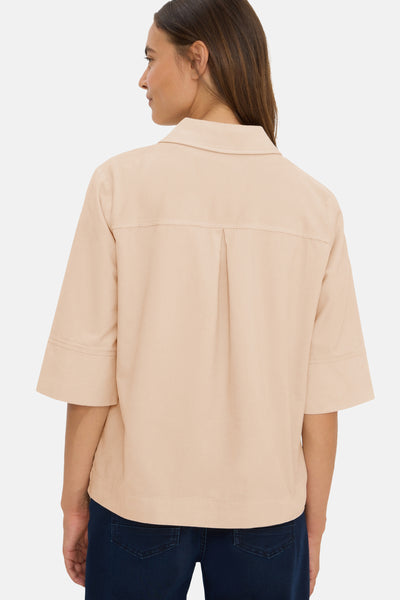 Beige blouse met korte mouwen van CECIL, achterkant, van corduroy met een plooi in het midden.