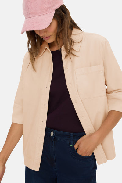 Beige T-shirt met korte mouwen van CECIL, van corduroy, gedragen met een marineblauwe jeans.