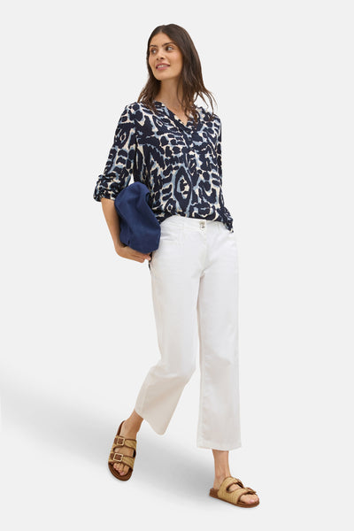 Blouse met lange mouwen blauw van CECIL, luipaardprint gedragen met een witte broek en sandalen.