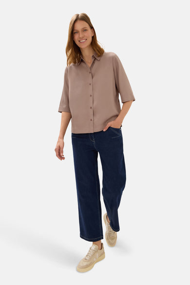 Taupe blouse met korte mouwen van CECIL, gedragen met een wijde jeans en beige sneakers.