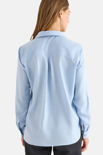 Blauwe blouse met lange mouwen van CECIL, met plooi aan de achterkant en afgeronde zoom, gedragen met een donkere broek.