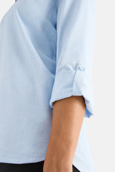 Blauwe blouse met lange mouwen van CECIL, close-up van de gedetailleerde knoopmanchet.