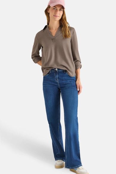 Taupe blouse met lange mouwen van CECIL, gedragen met een blauwe jeans en een roze pet.