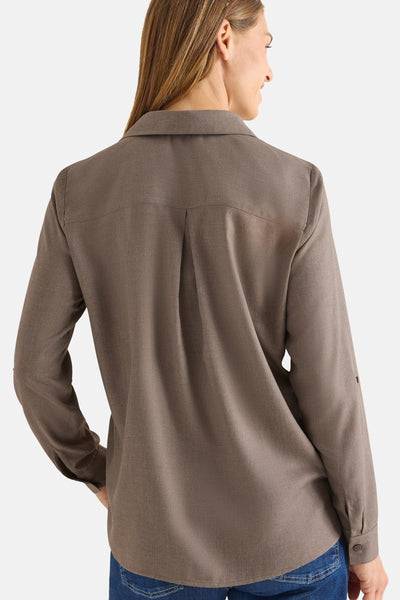 Taupe blouse met lange mouwen van CECIL, met pas en rugplooi, gedragen met een spijkerbroek.